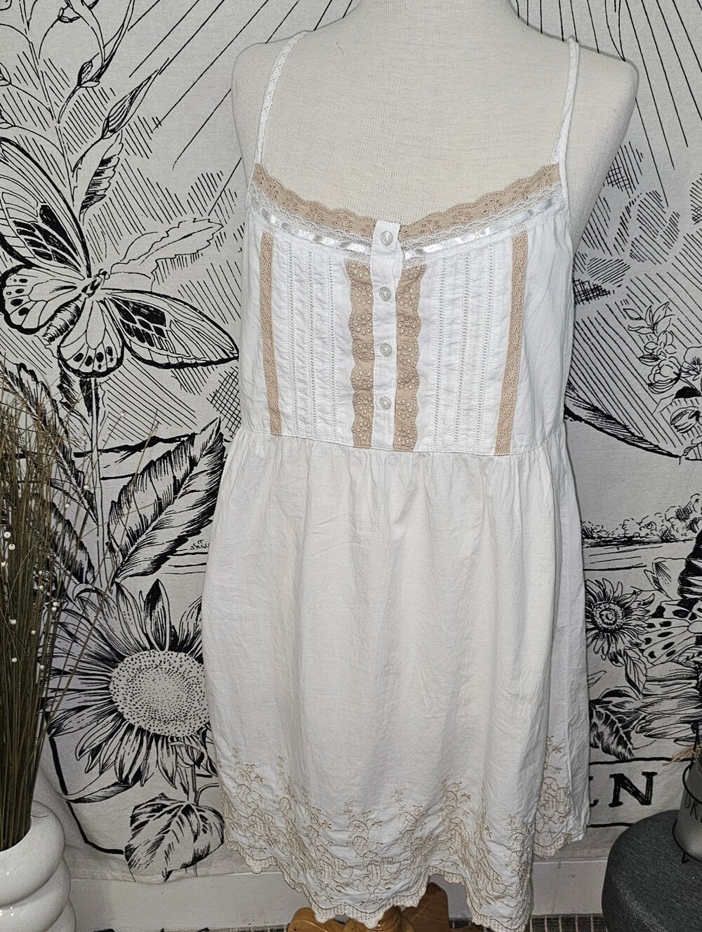 VTG Marisa Christina Large White Chemise with Beige Lace Trimage